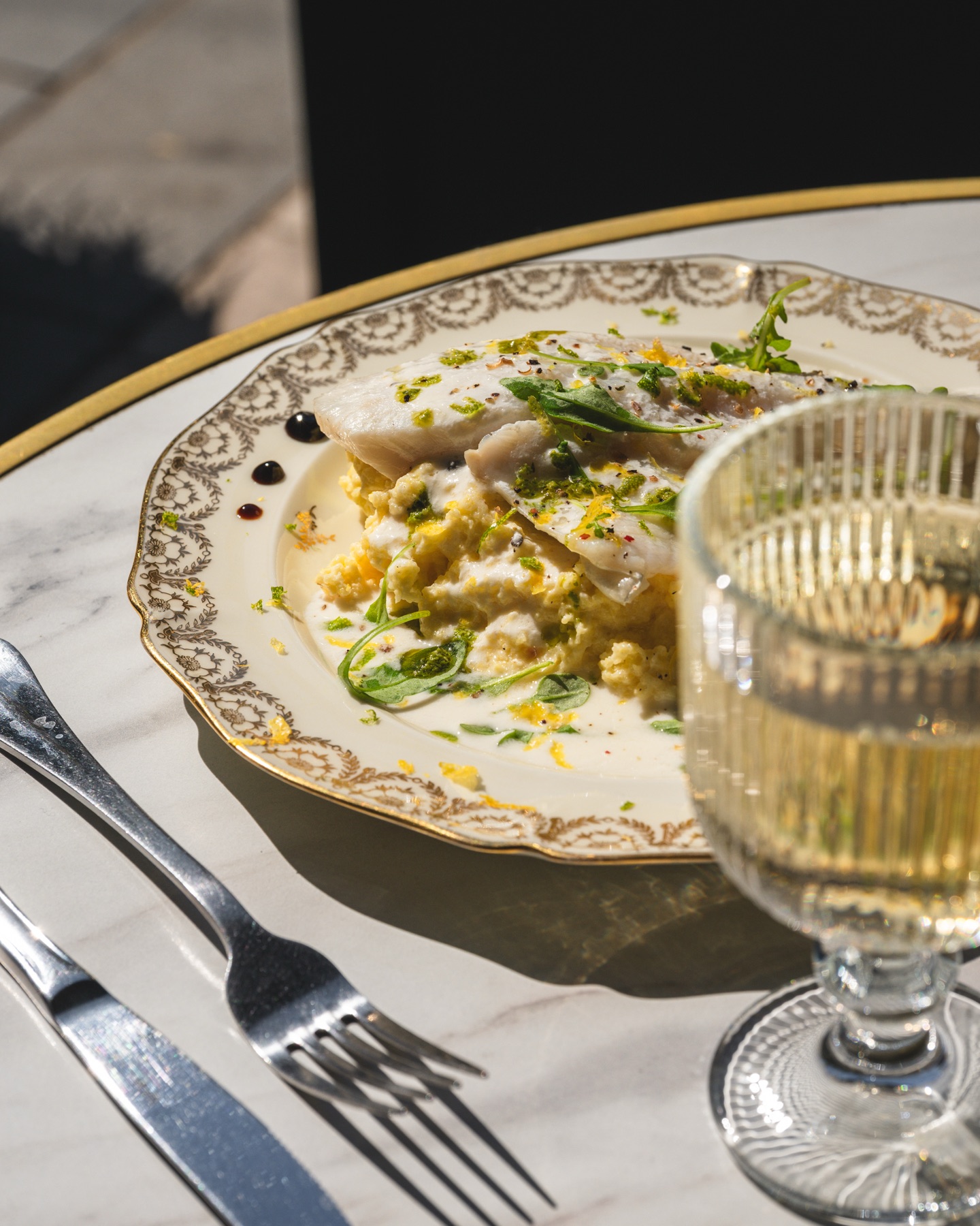 Filet de daurade et verre de blanc, en terrasse